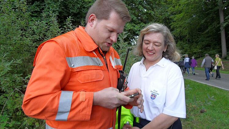 Wenn mehrere hundert Menschen wandern, dann müssen auch Freiwillige für ihre Sicherheit sorgen. Bei der "Fünf-Sterne"-Wanderung koordinierten Kommandant Stefan Keller von der Feuerwehr Trossenfurt-Tretzendorf und Silvia Engel für die "First Responder" den Einsatz.