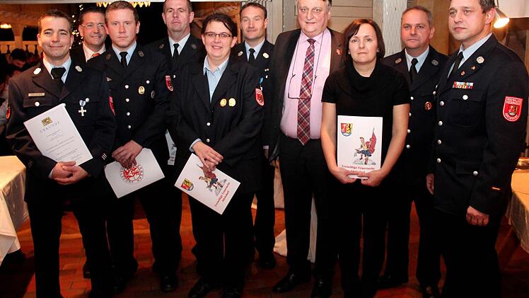 Ehrende und Geehrte: Markus Galster, Karsten Fischkal, Christoph Mauer, Helmut Münch, Tanja Löhnert, Jürgen Schwab, Eberdard Irlinger, Maria Wozelka, Rainer Hubert und Jürgen Hörrlein (v. l.) Foto: Johanna Blum