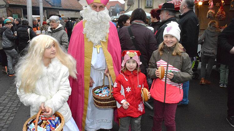 Der Nikolaus Heinz Braunreuther und das Christkind Megan Dietz zogen besonders die Kinder in ihren Bann. Foto: Schmidt