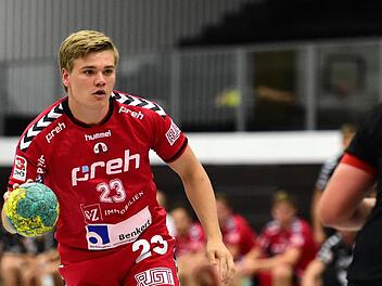 Ballverteiler: Falk Kolodziej konnte in dieser Woche an allen Trainingseinheiten teilnehmen und steht im Heimspiel gegen Kirchzell wieder im Kader des HSC Bad Neustadt. Foto: Anand Anders