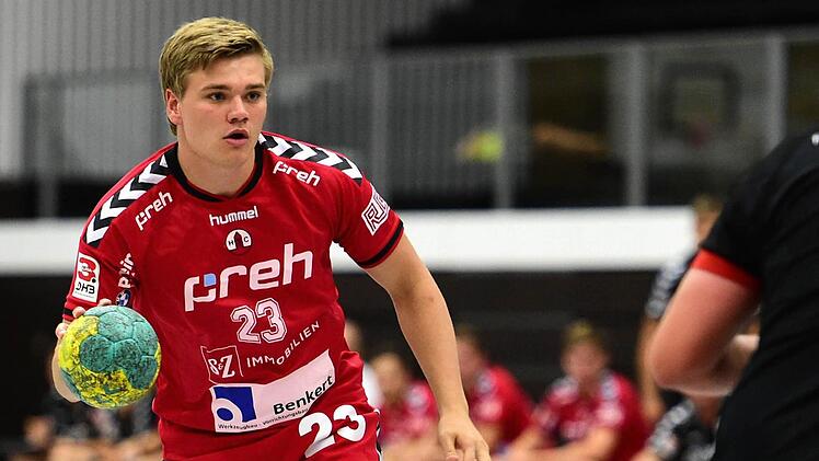 Ballverteiler: Falk Kolodziej konnte in dieser Woche an allen Trainingseinheiten teilnehmen und steht im Heimspiel gegen Kirchzell wieder im Kader des HSC Bad Neustadt. Foto: Anand Anders