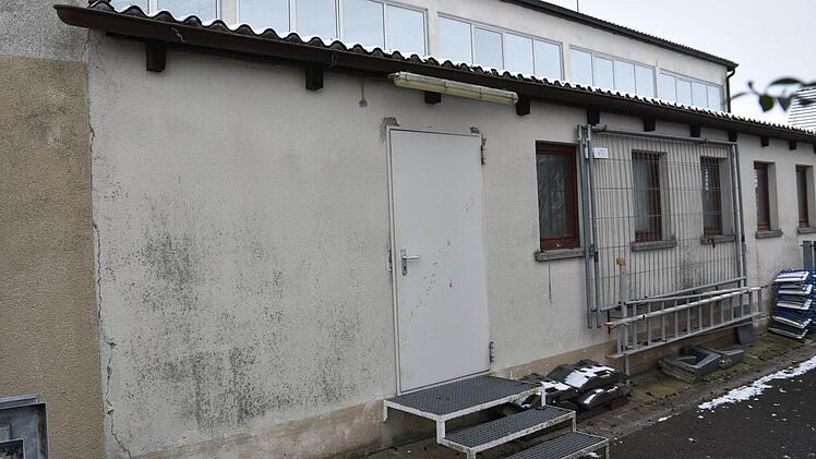 Vor allem die Feuchtigkeit hat der Turnhalle in Obertheres so sehr zugesetzt, dass eine Sanierung nicht mehr wirtschaftlich ist. Daher soll sie abgerissen und eine neue Turnhalle für den Turn- und Breitensport mit einem Anbau für die Dorfgemeinschaft und den Turnverein errichtet werden.  Foto: Ulrike Langer