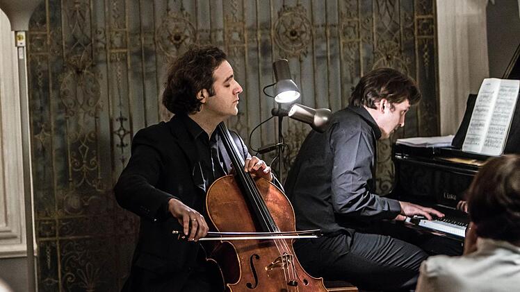 Julian Arp (Cello) und Caspar Frantz (Klavier) beeindruckten in Coburg mit ihrem ausdrucksvollen Spiel. Foto: Jochen Berger