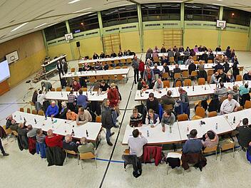 Wie geht es weiter mit der Rannunger Mehrzweckhalle? Die dient nicht nur dem Sport, hier finden auch Vereinsveranstaltungen und zum Beispiel Bürgerversammlungen statt. Bürgermeister Zehner legte Zahlen für eine Sanierung oder einen Neubau vor. Eine Entscheidung kann aber erst getroffen werden, wenn klar ist, ob es eine Förderung gibt.  Foto: Dieter Britz