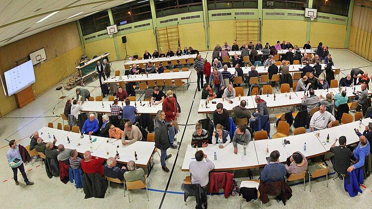 Wie geht es weiter mit der Rannunger Mehrzweckhalle? Die dient nicht nur dem Sport, hier finden auch Vereinsveranstaltungen und zum Beispiel Bürgerversammlungen statt. Bürgermeister Zehner legte Zahlen für eine Sanierung oder einen Neubau vor. Eine Entscheidung kann aber erst getroffen werden, wenn klar ist, ob es eine Förderung gibt.  Foto: Dieter Britz