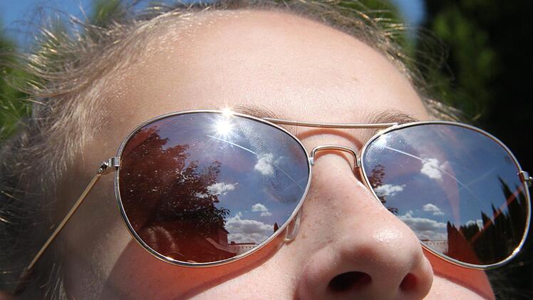 Eine Sonnenbrille sieht gut aus und schützt die Augen. Foto: Jochen Nützel