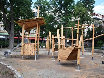 Noch ohne Sand, Kletternetze, Brücken und anderes Zubehör: So sieht es jetzt auf der Spielplatz-Baustelle im Harmoniegarten aus.  Foto: Rinklef