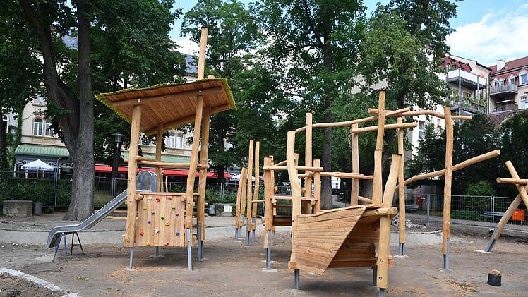 Noch ohne Sand, Kletternetze, Brücken und anderes Zubehör: So sieht es jetzt auf der Spielplatz-Baustelle im Harmoniegarten aus.  Foto: Rinklef