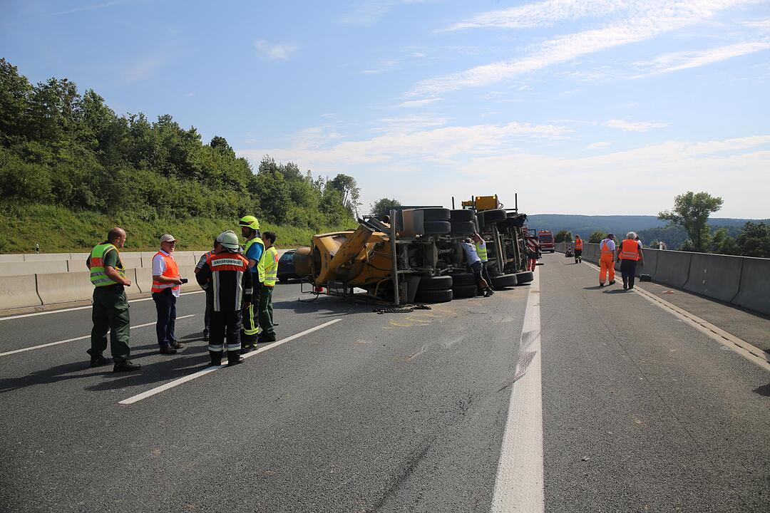 A9 bei Bindlach: Betonmischer stürzt nach Reifenplatzer um