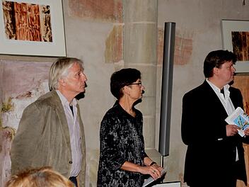 Günter Rocznik, Kulturbeauftragte Renate Ortloff und Pfarrer Peter Hohlweg (von links) bei der Eröffnung der AusstellungFoto: Wolf Bach