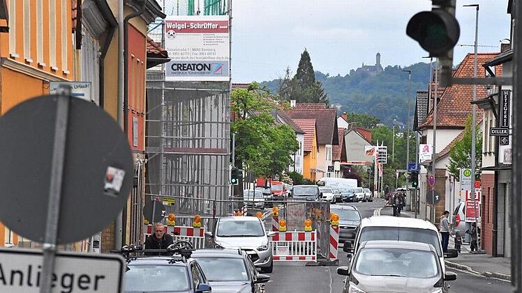Die Bamberger Straße in Hallstadt: Auch hier ist das Durchkommen wegen diverser Baustellen schwierig.  Foto: Ronald Rinklef