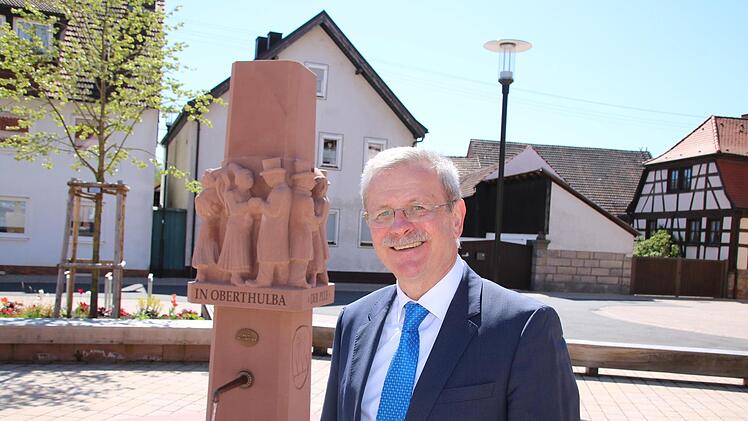 Der neue Brunnen auf dem neuen Dorfplatz in Oberthulba war eines der letzten Groß-Projekte in der Amtszeit des scheidenden Oberthulbaer Bürgermeisters Gotthard Schlereth.  Foto: Ralf Ruppert