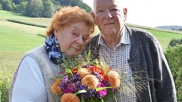 Das Ehepaar Jutta und Achim Hohnke, das in der ehemaligen DDR gro&szlig; geworden ist, macht seit 25 Jahren zweimal j&auml;hrlich in Walkersbrunn in der Pension Strehl Urlaub. Fotos: Petra Malbrich