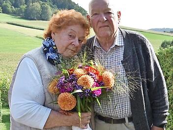 Das Ehepaar Jutta und Achim Hohnke, das in der ehemaligen DDR groß geworden ist, macht seit 25 Jahren zweimal jährlich in Walkersbrunn in der Pension Strehl Urlaub. Fotos: Petra Malbrich