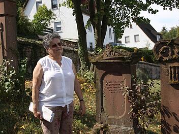 Seit Jahren setzt sich Kreisheimatpflegerin Cornelia Mence für den jüdischen Friedhof in Pfaffenhausen ein. In den kommenden Jahren sollen Angaben zu den 1300 Gräbern digital aufbereitet werden.