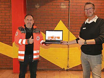 Bernd Walter (links) und Matthias Freund stellen die Online-Blutspendeterminbuchung vor.