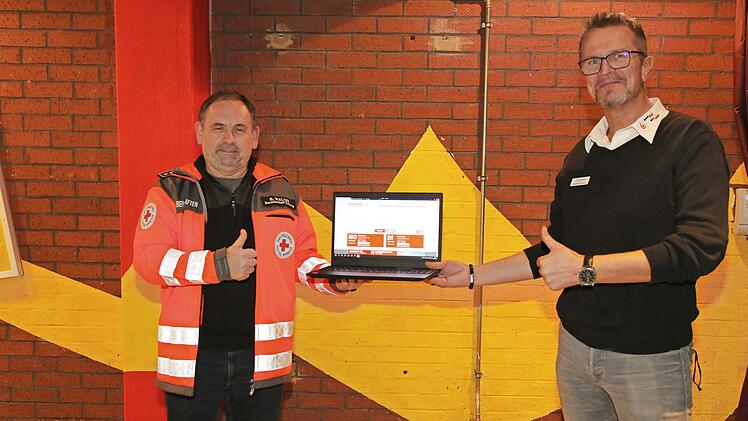 Bernd Walter (links) und Matthias Freund stellen die Online-Blutspendeterminbuchung vor.