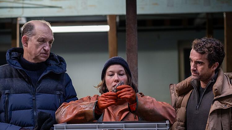 Tomke Bundis (Josefine Israel) hätte durchaus ein Mordmotiv. Immer wieder hatte sich das Opfer an ihren Austern bedient. Carl Sievers (Peter Heinrich Brix, links) und Hinnerk Feldmann (Oliver Wnuk) befragen sie.