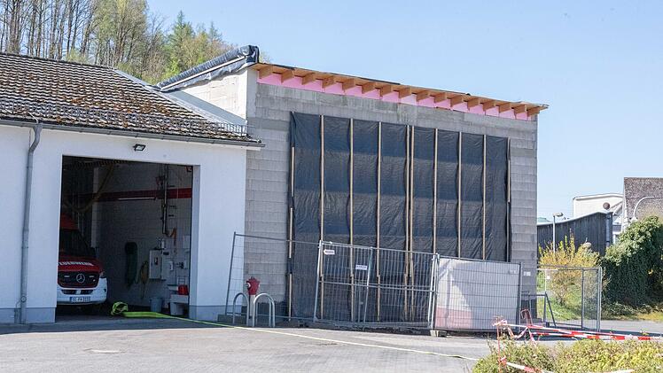 L&ouml;schfahrzeuge passen nicht in Feuerwehrhaus