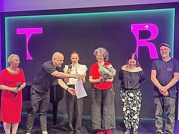 Der Intendant des Staatstheaters Regensburg Sebastian Ritschel &uuml;bergibt den Preis an Anna Schindlbeck, Anne Maar, Valerie Baganz (Regieassistenz) und Christian Lingg (B&uuml;hne), links Ursula Michalke, Vorsitzende der Theaterfreunde Regensburg.
