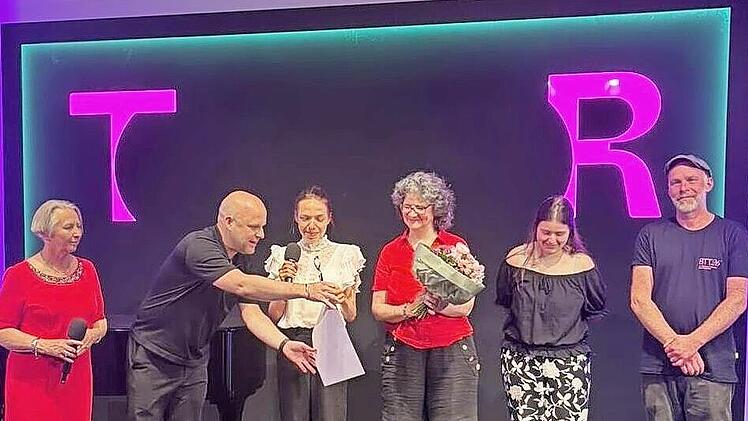 Der Intendant des Staatstheaters Regensburg Sebastian Ritschel &uuml;bergibt den Preis an Anna Schindlbeck, Anne Maar, Valerie Baganz (Regieassistenz) und Christian Lingg (B&uuml;hne), links Ursula Michalke, Vorsitzende der Theaterfreunde Regensburg.