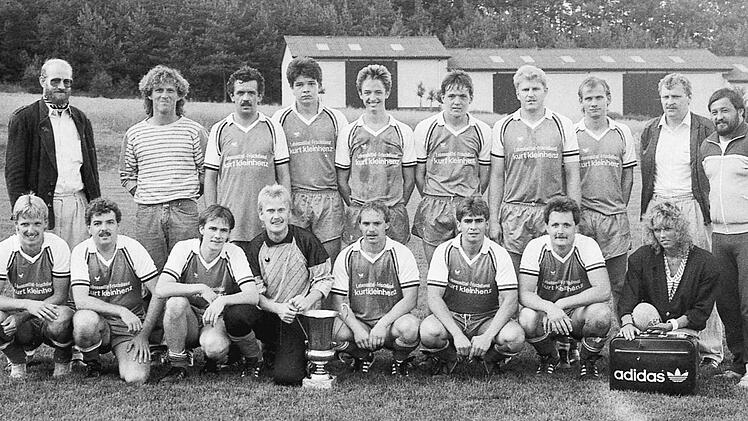 Der A-Klassist TSV Bad Bocklet gewinnt bei seinem eigenen Sportfest den Hotel-Kunzmann-Pokal. Nach einem packenden Endspurt schl&auml;gt das Team im Finale die DJK Windheim mit 5:2. Unser Bild zeigt das siegreiche Team mit dem Pokal.