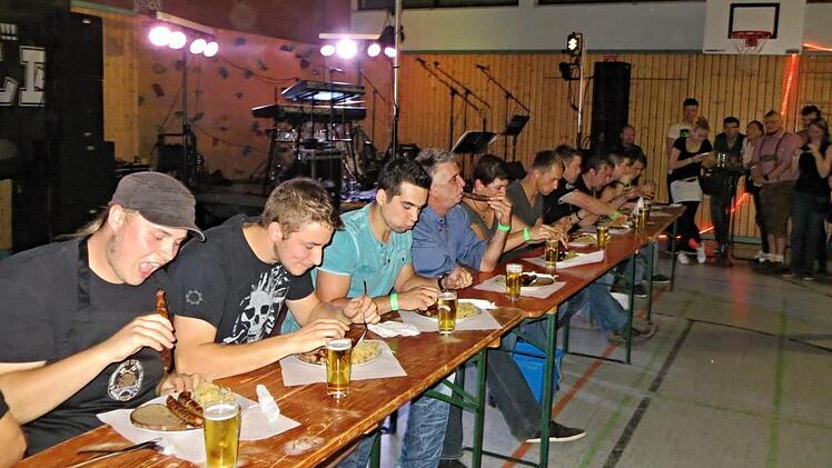 Los geht's beim Bratwurstessen.