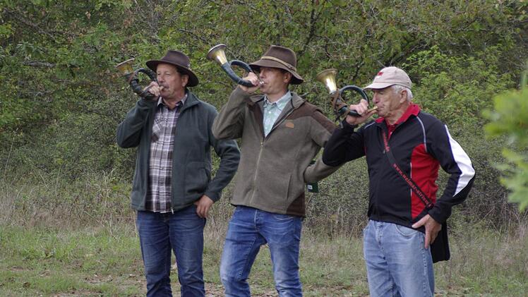 Einen Jagdhorn-Gruß zur Kaffeepause am "Braunsberg" boten (von links) Rüdiger Brux, Johannes Krumm und Egid Vogler. Foto: Winfried Ehling