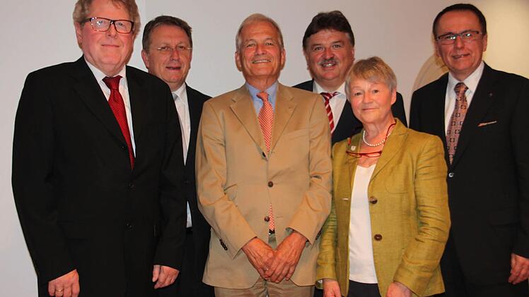 Von links: Dekan Jürgen Zinck, OB Henry Schramm (CSU), Leiter Bernd Matthes, Landrat Klaus Peter Söllner (FW), Waltraud Matthes und Udo Hahn.