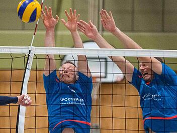 Der TSV Neunkirchen um Spielertrainer Oliver Tschäche (li.) kassierte zum Auftakt in die Bayernliga beim BSV Bayreuth eine 1:3-Niederlage.  Foto: René Ruprecht/Archiv