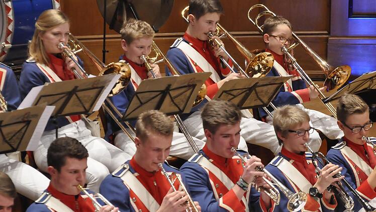 Das Jugendmusikkorps Bad Kissingen spielt den Auftakt zum "Bad Kissinger Winterzauber 2016/ 2017". Foto: Peter Klopf