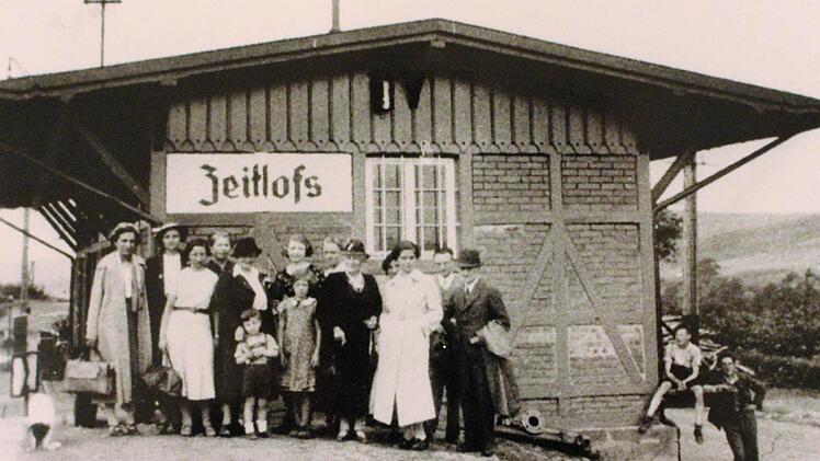 Der Bahnhof in Zeitlofs im Jahr 1939 mit Flüchtlingen aus der Pfalz.Foto: Sammlung Jürgen Lieb
