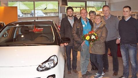 Übergabe des Opel Adam Jam als Hauptgewinn der Korbmarkt-Verlosung (von links): Steffen Hofmann, Ralf Brudöhl, Jutta Glätzer, Birgitt Brudöhl, Jörg Opitz und Filialleiter Dominic Steiner Foto: Alfred Thieret