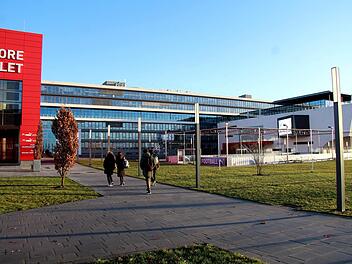 Das Kleinspielfeld (rechts im Bild) am Puma-Outlet soll einem Gebäude für Ausstellungszwecke weichen.Richard Sänger
