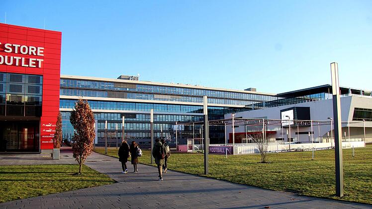 Das Kleinspielfeld (rechts im Bild) am Puma-Outlet soll einem Gebäude für Ausstellungszwecke weichen.Richard Sänger