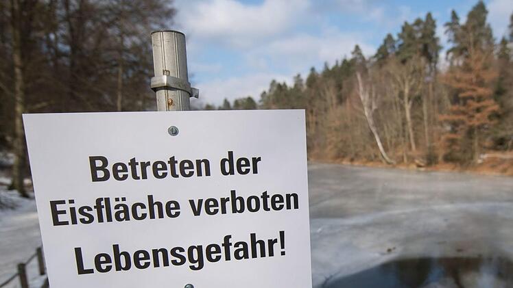 Ein Schild am Ufer des Neuen Sees hat die Aufschrift &laquo;Betreten der Eisfl&auml;che verboten Lebensgefahr!&raquo;. Foto: Marijan Murat/dpa