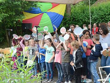 "Die Welt ist bunt und vielfältig" sangen die Erst- und Zweitklässler der Grundschule beim Konzert am See. K.- H. Hofmann