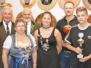 Die Krönung der Schützenkönige bildete den Höhepunkt des Schützenfests in Wirsberg. Unser Bild zeigt (von links) Schützenmeister Rudi Krämer, Schützenkaiserin Sonja Schneider, 1. Adjutanten Gerhard Schröppel, Jungschützenkönigin Emely Hartl, Bürgerkönig Christian Steinlein und Jungbürgerkönig Maximilian Kretschmer. Foto: Werner Reißaus