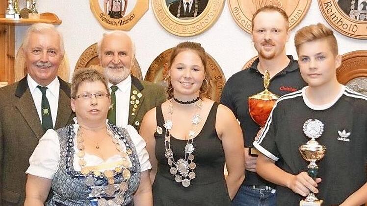 Die Krönung der Schützenkönige bildete den Höhepunkt des Schützenfests in Wirsberg. Unser Bild zeigt (von links) Schützenmeister Rudi Krämer, Schützenkaiserin Sonja Schneider, 1. Adjutanten Gerhard Schröppel, Jungschützenkönigin Emely Hartl, Bürgerkönig Christian Steinlein und Jungbürgerkönig Maximilian Kretschmer. Foto: Werner Reißaus