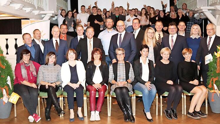 Karsten Fischkal (stehend, 6. v. l.) führt die Gemeinderatsliste der Freien Wähler an. Foto: Johanna Blum