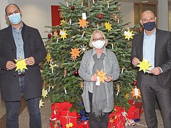 Benjamin Schmidt vom HPZ, Gerda Geiger-Glöckner (Vorsitzende des Inner Wheel Clubs) und Oliver Hofmann von der Sparkasse Coburg-Lichtenfels (v. l.) eröffneten in der Sparkasse die Weihnachtsaktion "Pflücken Sie einen Wunschstern vom Weihnachtsbaum". Foto: Thieret