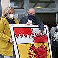 Da ist das Ding: Für die frisch sanierte Itzgrundhalle  haben Bürgermeisterin Nina Liebermann, Dieter Scherbel und Geschäftsleiterin Sandra Kob (von links) sogar ein XXL-Wappen zur Verfügung.