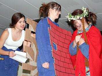 Die Handwerker spielen das Stück "Pyramus und Thisbe". Von links: Pyramus (Janine Langner), die Wand (Sandra Jakob) und Thisbe (Sarah Partheymüller).