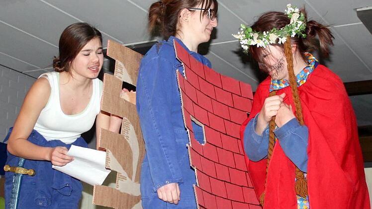 Die Handwerker spielen das Stück "Pyramus und Thisbe". Von links: Pyramus (Janine Langner), die Wand (Sandra Jakob) und Thisbe (Sarah Partheymüller).