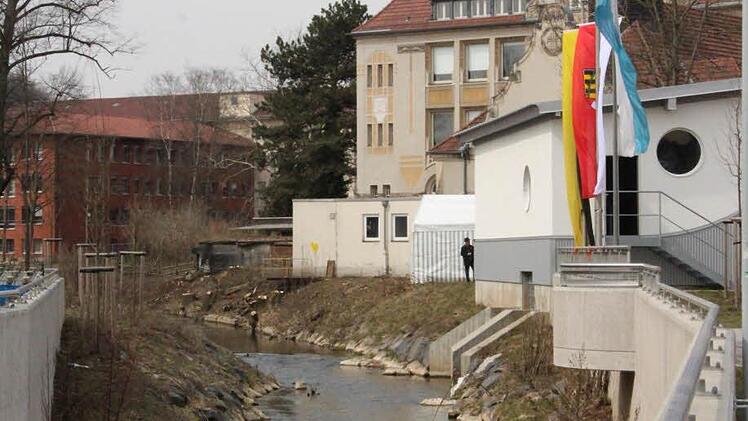 Rechts, hinter den Fahnen, das Gebäude mit den Schneckenpumpen.