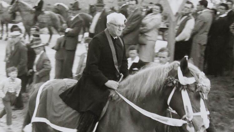 Bild aus den 50er Jahren aus Sulzthal: Pfarrer Weidner, geführt von Willi Hesselbach.