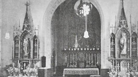 Die Kirche von Herbstadt in den 1950er Jahren. In den beiden Seitenaltären sind Maria links und rechts St. Kilian zu sehen. Damit dürfte die Apostelfigur wohl im Hochaltar des Gotteshauses gestanden haben. (Repro-Foto: Friedrich)