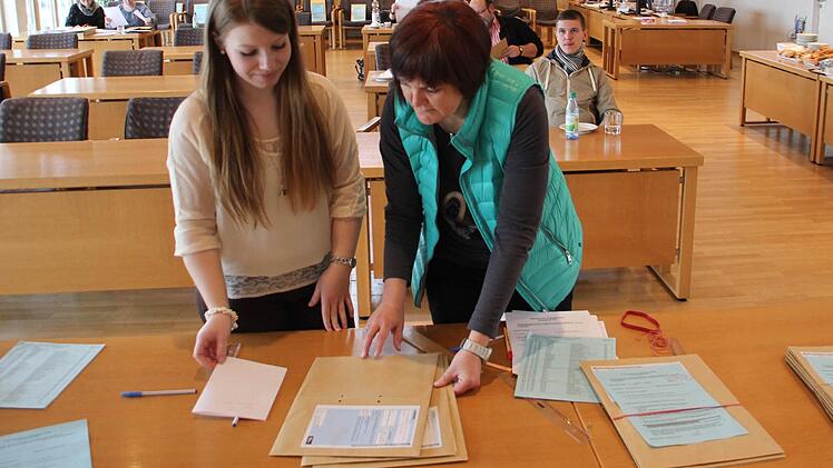 Sie prüften Stimmzettel am Montag im Landratsamt in Haßfurt (von links): Franziska Böhm und Petra Dressel.  Fotos: Klaus Schmitt