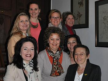 (vorne von links) Jacqueline Vera Mihm, Krisztina Schiesser, Claire Blaschke und Rosemarie Steinhage sowie (hinten von links) Brigitte Schlee-Söder, Stephanie Rehl, Renate Böse und Christine Neder. Foto: Lydia Molea