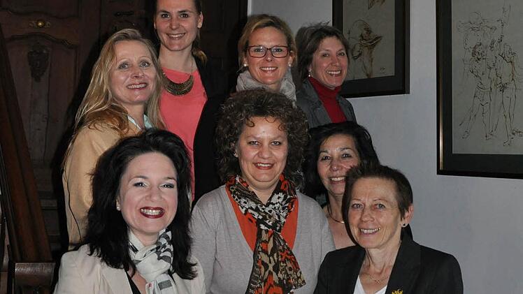 (vorne von links) Jacqueline Vera Mihm, Krisztina Schiesser, Claire Blaschke und Rosemarie Steinhage sowie (hinten von links) Brigitte Schlee-Söder, Stephanie Rehl, Renate Böse und Christine Neder. Foto: Lydia Molea